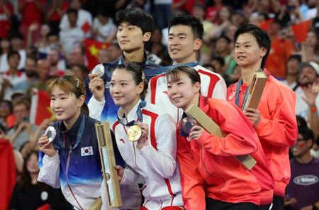 　銀メダルの韓国代表、金メダルの中国代表と写真に納まる渡辺勇大（後列右）と東野有紗（前列右）ペア（撮影・中田匡峻）