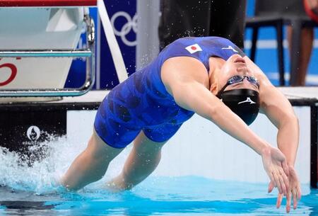 　スタートする第１泳者の白井璃緒（共同）