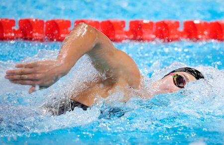 　自由形で力泳する最終泳者の池江璃花子（共同）