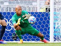 　前半、セーブするＧＫ小久保（共同）