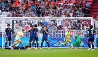 　後半、スペインのＦ・ロペス（左から２人目）に２点目のゴールを決められた日本（共同）