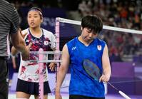 　女子シングルス準々決勝で韓国選手（左）に敗れた山口茜（共同）