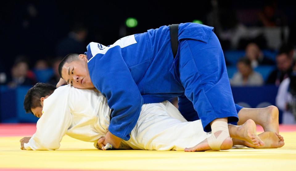 男子１００キロ超級準決勝　韓国選手と対戦する斉藤立＝パリ（共同）