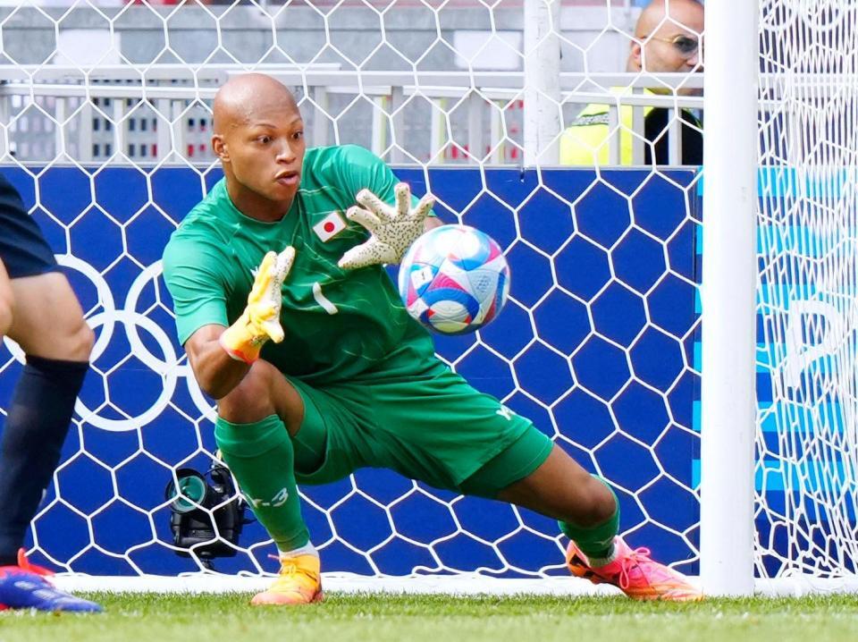 　前半、セーブするＧＫ小久保（共同）