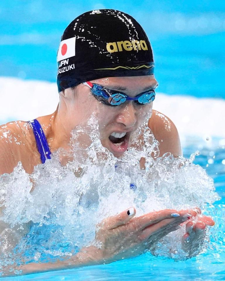 　平泳ぎで力泳する第２泳者の鈴木聡美（共同）
