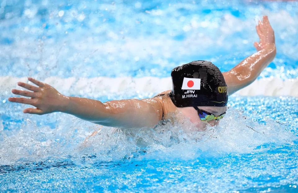 　バタフライで力泳する第３泳者の平井瑞希（共同）