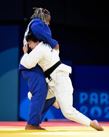 　フランス選手（左）から技ありを奪う高山莉加（共同）