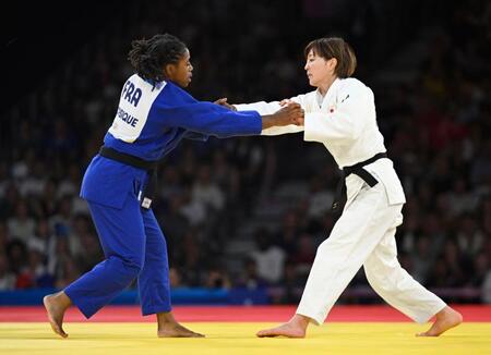 　フランス選手（左）と対戦する角田夏実（共同）