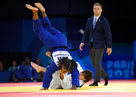 　フランス選手（左）を攻める角田夏実（共同）