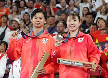 　銅メダルを手に笑顔の渡辺勇大（左）と東野有紗ペア