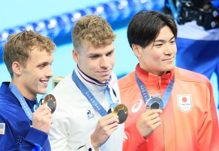 　銀メダルに輝いた松下知之（右）。中央は金メダルのマルシャン（撮影・吉澤敬太）＝７月２８日