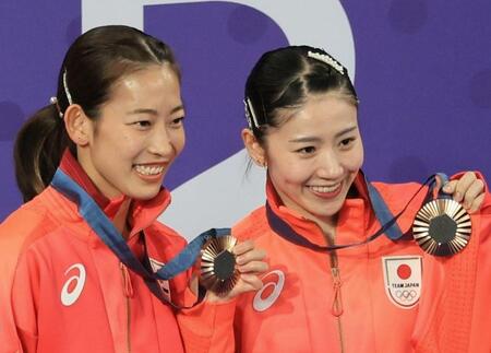 　銅メダルを掲げる志田千陽（右）＆松山奈未組（撮影・吉澤敬太）