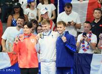 　銀メダルに輝いた松下知之（左）。中央は金メダルのマルシャン（撮影・吉澤敬太）＝７月２８日