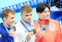 　銀メダルに輝いた松下知之（右）。中央は金メダルのマルシャン（撮影・吉澤敬太）＝７月２８日