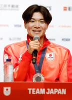 　記者会見する競泳男子４００メートル個人メドレーの松下知之（共同）