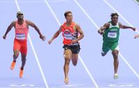 　男子１００ｍ予選で力走するサニブラウン・ハキーム（中央）＝８月３日