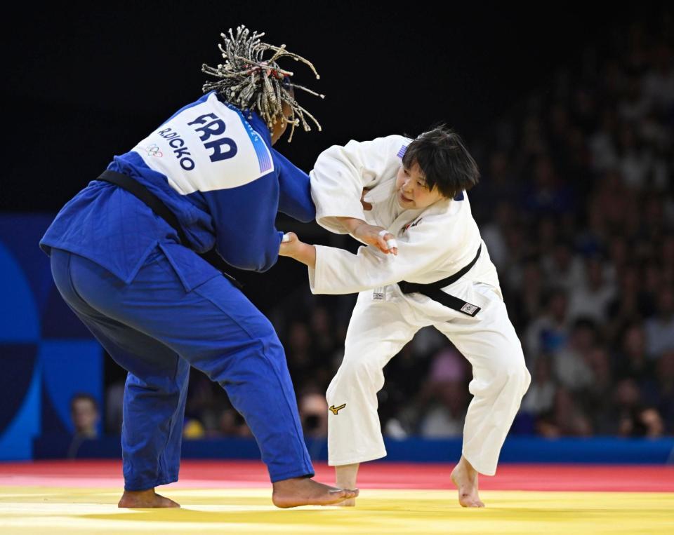 　フランス選手と対戦する高山莉加（共同）