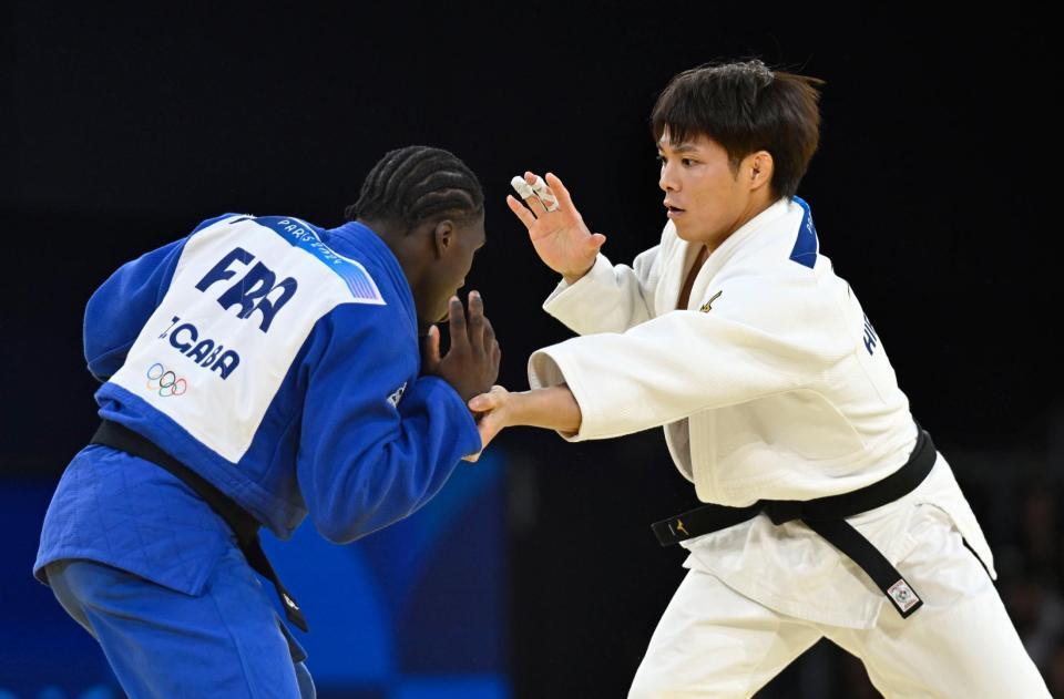 　フランス選手と対戦する阿部一二三（共同）