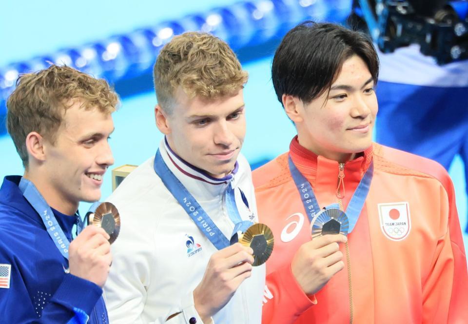 　銀メダルに輝いた松下知之（右）。中央は金メダルのマルシャン（撮影・吉澤敬太）＝７月２８日