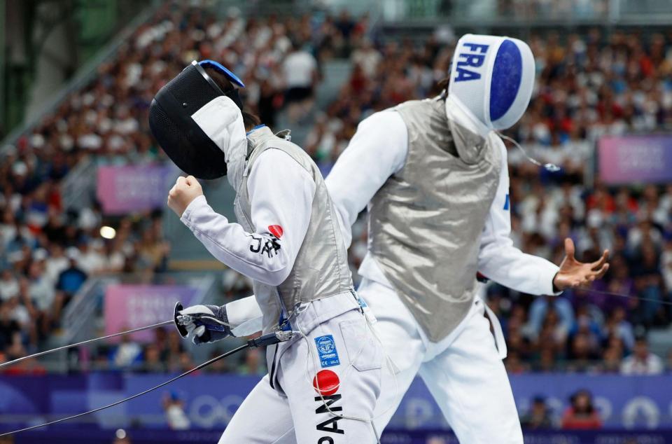 　フランス選手（右）からポイントを奪い、ガッツポーズする飯村一輝（共同）