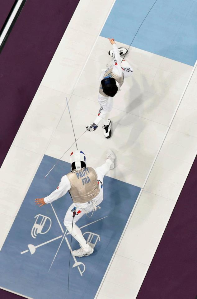 　フランス選手（下）と対戦する飯村一輝（共同）