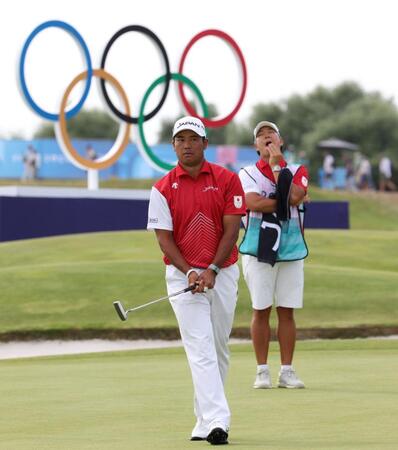 【写真】なかなか見れない表情！　パリ五輪で銅メダルで丸山茂樹監督らと記念撮影する松山