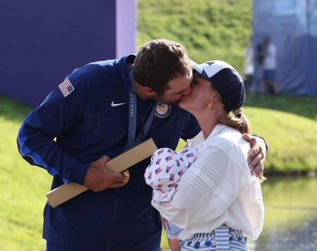 　金メダルのシェフラー（左）はキスをする（撮影・中田匡峻）