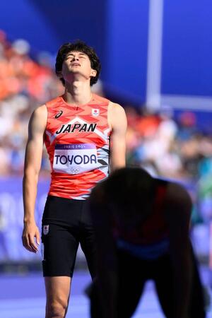 　男子４００メートル障害予選でゴールし、天を仰ぐ豊田兼（共同）