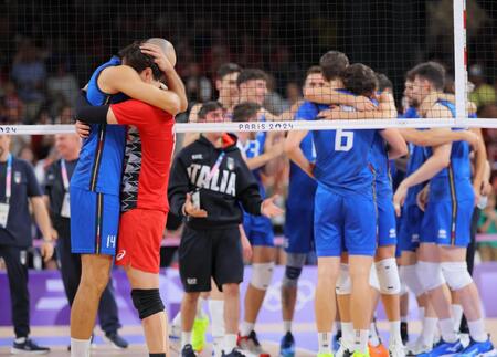 【写真】高橋藍がイタリア選手と抱擁　胸熱！激闘後の称えあう感動シーン