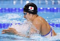 　女子４００メートルメドレーリレー決勝　平泳ぎで力泳する第２泳者の鈴木聡美（共同）