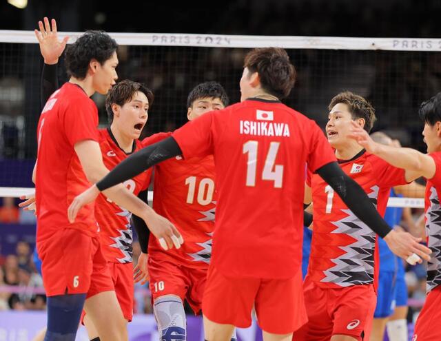 男子バレー 日本ベンチに31歳で急逝の藤井直伸さんの写真「この舞台