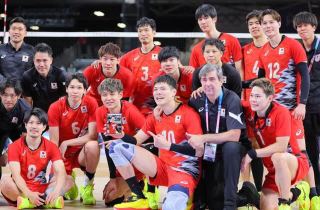 バレー男子・藤井直伸さんの遺影と集合写真 目頭押さえるブラン監督
