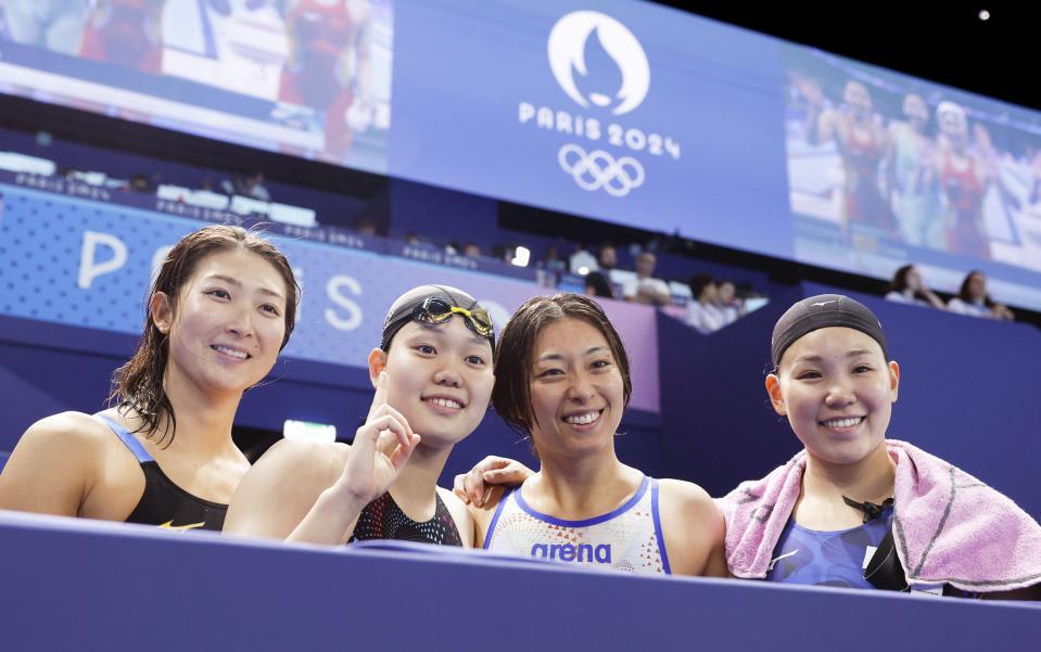 　女子４００メートルメドレーリレーで５位となり、笑顔で記念写真に納まる（左から）池江璃花子、平井瑞希、鈴木聡美、白井璃緒（共同）