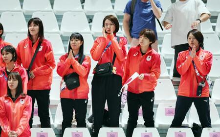 【写真】死闘の末の苦杯　客席から拍手する古賀紗理那女子代表たちも感極まった表情