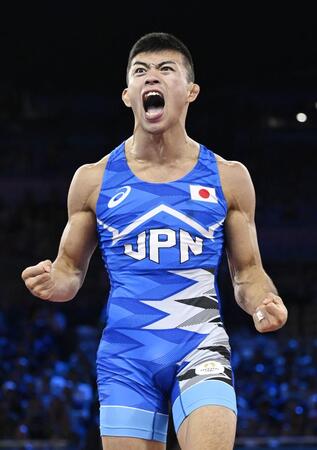 　男子グレコローマン60キロ級準決勝　決勝進出を決め、雄たけびを上げる文田健一郎＝パリ（共同）