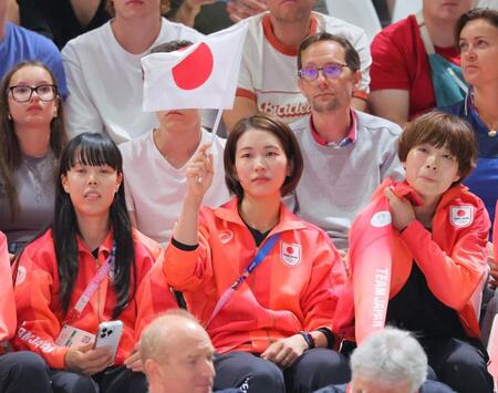 【写真】夫・西田有志が闘うコートへ手を振る古賀紗理那　支え合う姿に涙