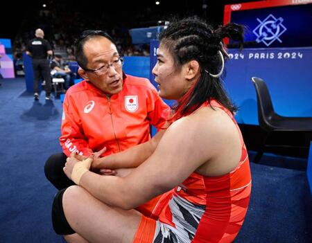 　準々決勝で敗れ、ぼうぜんとする尾崎野乃香（共同）