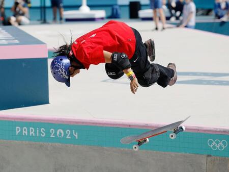 　女子パーク予選２回目で着地に失敗する四十住さくら（共同）