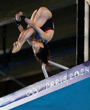 　女子高飛び込み決勝で演技する荒井祭里（共同）