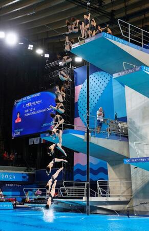 　女子高飛び込み決勝で演技する荒井祭里の連続合成写真（共同）