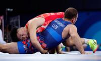 　男子グレコローマン77キロ級準々決勝でウズベキスタン選手を攻める日下尚（共同）