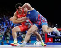 　男子グレコローマン77キロ級準々決勝でウズベキスタン選手（右）と対戦する日下尚（共同）