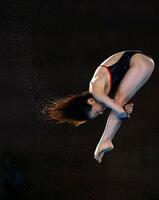 　女子高飛び込み決勝で演技する荒井祭里（共同）