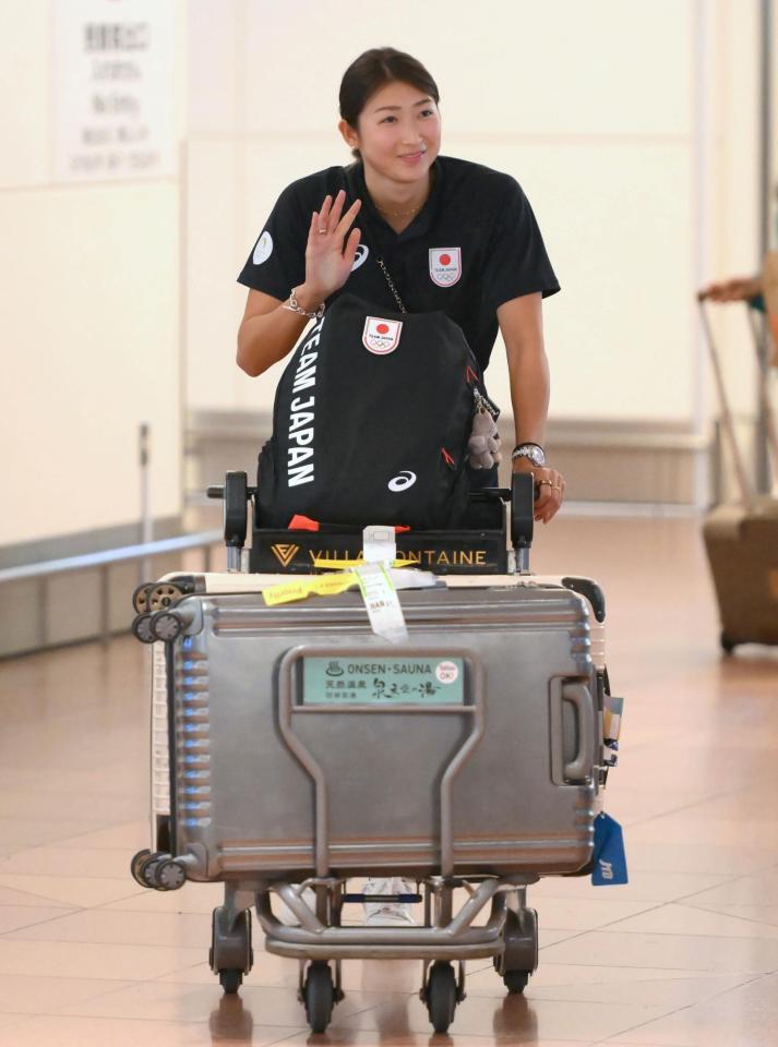 　帰国して手を振る池江璃花子（撮影・堀内翔）