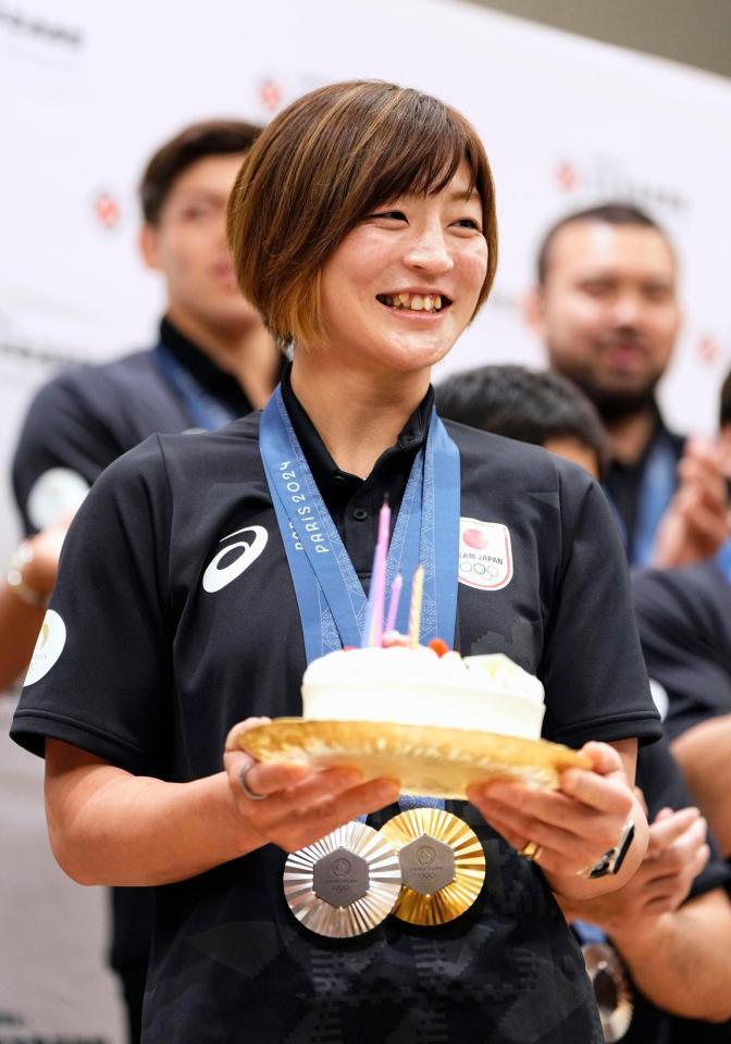 　記者会見後に誕生日を祝うケーキを贈られ、笑顔の柔道女子48キロ級金メダルの角田夏実（共同）