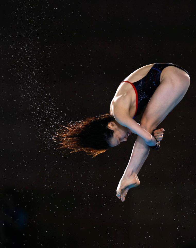 　女子高飛び込み決勝で演技する荒井祭里（共同）