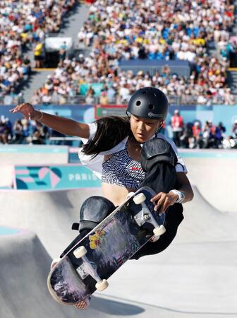 　女子パーク決勝で演技する開心那（共同）