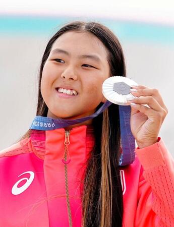 　パリ五輪のスケートボード女子パークで銀メダルを獲得した開心那（共同）