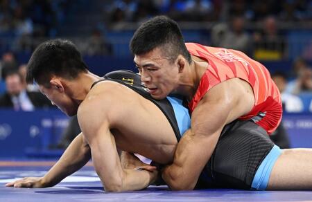 　男子グレコローマン60キロ級決勝　中国選手（左）を攻める文田健一郎＝パリ（共同）