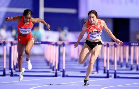 　女子１００メートル障害予選でゴールする福部真子（右）＝共同